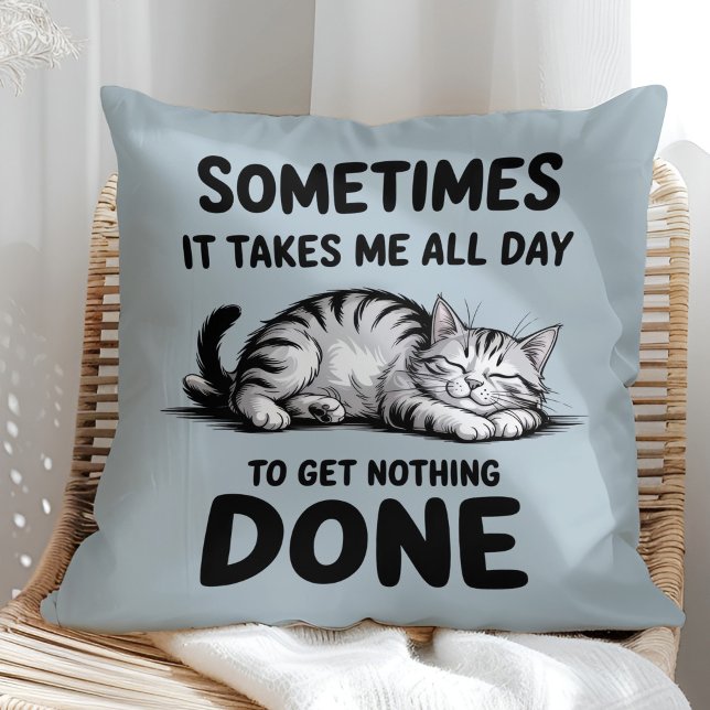 Cojín Decorativo "All Day Doing Nothing" Funny Lazy Cat ("All Day Doing Nothing" Funny Lazy Cat Throw Pillow in a sunny boho rattan chair)