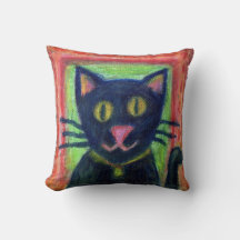 Almohada, gato negro feliz