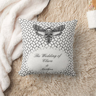 Cojín Decorativo Almohadón de Cráneo de Polilla Gótica – Blanco y N