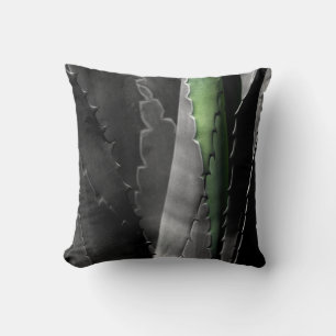 Cojín Decorativo Aloe - Fotografía Macro de Arte en Blanco y Negro