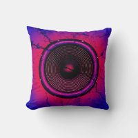 Altavoz musical en una pared rota