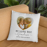 Cojín Decorativo Ama tu foto del corazón de la abuela<br><div class="desc">La abuela personalizada lanza almohada con dos fotos familiares en forma de corazón lindo,  las palabras "te queremos abuela" y los nombres de los nietos. ¡Se puede cambiar a cualquier relación!</div>