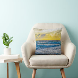 Cojín Decorativo Amanecer amarillo sobre el mar azul