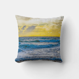 Cojín Decorativo Amanecer amarillo sobre el mar azul