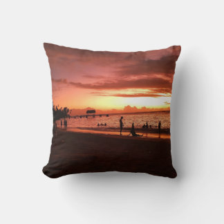 Cojín Decorativo Amanecer Dorado en la playa del Caribe