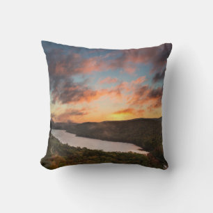 Cojín Decorativo Amanecer vívido sobre el lago de las nubes en otoñ