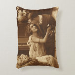 Cojín Decorativo Amantes de la Vintage, el amor Romántica la música<br><div class="desc">Fotografía de sepia vintage que muestra una imagen romántica y de amor en la que aparecen recién casados abrazándose y abrazándose al lado de un piano escuchando música.</div>