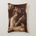 Cojín Decorativo Amantes románticos, amantes del amor y el romance<br><div class="desc">Fotografía de época sepia antigua con una imagen romántica y amorosa con una pareja recién casada leyendo partituras junto a un piano.</div>