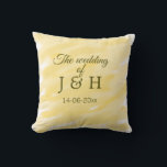Cojín Decorativo Amarillo mantequilla pastel la boda de pareja nomb<br><div class="desc">Para amantes como nosotros</div>
