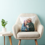 Cojín Decorativo Amor a los enamorados Elegante guión nombre de fot<br><div class="desc">Esta almohada linda es perfecta para el marido y la mujer de tu vida. La almohada muestra una foto en el frente y en la parte de atrás junto con la palabra "novias" y el nombre de la familia en un hermoso guión y texto blanco.</div>
