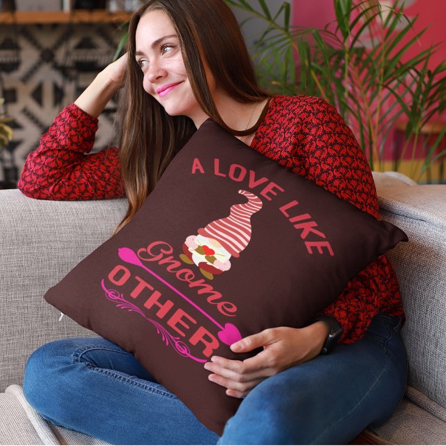 Cojín Decorativo Amor Como Gnome Otros San Valentín (Love Like Gnome Other Valentine Throw Pillow)