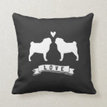 Cojín Decorativo Amor de los tiburones - Silhouettes de perro con c<br><div class="desc">Esta adorable almohada de tiras decorativa de Pugs hace un regalo original para bodas o aniversarios. Siluetas blancas de dos Pugs enamorados. Un regalo divertido para recién casados,  duchas de novias,  el día de San Valentín,  fiestas que hacen calor en el hogar y aniversarios de hito.</div>