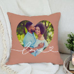 Cojín Decorativo Amor en escritura de arcilla Personalizado foto en<br><div class="desc">El diseño moderno y elegante de almohadas de tiro personalizado presenta una foto favorita en forma de gran corazón con un diseño minimalista de superposición de tipografía blanca de "amor" que incluye detalles florecientes y cardíacos. Se puede modificar el color de fondo del naranja de arcilla silenciada. Una idea de...</div>