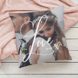Cojín Decorativo Amor en escritura elegante | Dos fotos con corazón<br><div class="desc">Esta bella almohada muestra la palabra "amor" en un elegante y rápido guión de caligrafía, con dos de sus fotos favoritas y un corazón escrito a mano. Puedes agregar tus iniciales o monogramas, o el nombre de cualquier ser querido, como tu madre, abuela, familia o cónyuge. También hace el boda...</div>