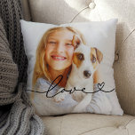Cojín Decorativo Amor en escritura negra con foto de Personalizado<br><div class="desc">El diseño moderno y elegante de almohadas de personalizado arroja presenta una foto favorita con un mínimo diseño de superposición de tipografía negra de "amor" que incluye detalles florecientes y cardíacos. El texto de color negro se puede personalizar.</div>