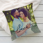 Cojín Decorativo Amor en escritura negra con foto de Personalizado<br><div class="desc">El diseño moderno y elegante de almohadas de personalizado arroja presenta una foto favorita con un mínimo diseño de superposición de tipografía negra de "amor" que incluye detalles florecientes y cardíacos. El texto de color negro se puede personalizar. Una idea de regalo única para una pareja recién casada o para...</div>