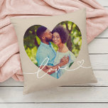 Cojín Decorativo Amor en escritura Personalizado beige foto en form<br><div class="desc">El diseño moderno y elegante de almohadas de tiro personalizado presenta una foto favorita en forma de gran corazón con un diseño minimalista de superposición de tipografía blanca de "amor" que incluye detalles florecientes y cardíacos. Se puede modificar el color de fondo gris neutro beige. Una idea de regalo única...</div>