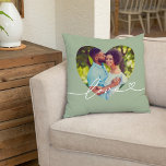 Cojín Decorativo Amor en escritura Personalizado verde foto en form<br><div class="desc">El diseño moderno y elegante de almohadas de tiro personalizado presenta una foto favorita en forma de gran corazón con un diseño minimalista de superposición de tipografía blanca de "amor" que incluye detalles florecientes y cardíacos. Se puede modificar el color verde del fondo del laurel. Una idea de regalo única...</div>