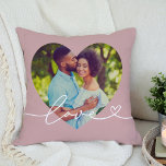 Cojín Decorativo Amor en escritura Rosa Personalizado rosa foto en<br><div class="desc">El diseño moderno y elegante de almohadas de tiro personalizado presenta una foto favorita en forma de gran corazón con un diseño minimalista de superposición de tipografía blanca de "amor" que incluye detalles florecientes y cardíacos. Se puede modificar el color de fondo rosado rosa polvoriento. Una idea de regalo única...</div>