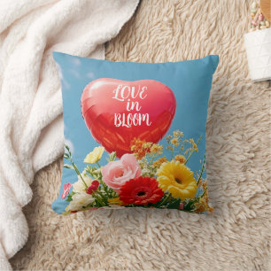 Cojín Decorativo Amor en Flor – Corazón Floral Romántico
