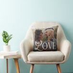 Cojín Decorativo Amor Moderno Monograma Personalizado de Boda para<br><div class="desc">Celebra tu historia de amor con esta impresión de monograma de parejas de foto de boda personalizada de amor moderno: un recuerdo atemporal diseñado para convertir tu momento favorito en decoración elegante para el hogar. Con la foto que elijas combinada con un monograma contemporáneo y limpio, esta obra de arte...</div>