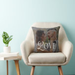 Cojín Decorativo Amor Moderno Sr y Sra Foto de Boda Personalizada P<br><div class="desc">Agrega un toque de romance y personalización a tu hogar con esta Almohada Personalizada de Bodas Modern Love Mr & Mrs, que presenta la foto de la pareja, iniciales del monograma, nombres y fecha de la boda. Perfecta para hogares de recién casados, regalos de compromiso, despedidas de soltera o recuerdos...</div>