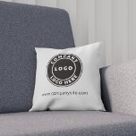 Cojín Decorativo Añadir el logotipo de la empresa Marca comercial G<br><div class="desc">Añada el logotipo de su empresa y la identidad de su marca a esta almohada, así como su dirección o eslogan en el sitio web haciendo clic en el botón "Personalizar" que aparece más arriba. Estas almohadas de lanzamiento de marca pueden promocionar su negocio ya que los empleados las usan...</div>