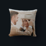 Cojín Decorativo Añadir su propia foto Personalizado<br><div class="desc">El diseño presenta una foto personal con el guión de caligrafía "I Love You". Fotos fáciles de personalizar y mensaje de elección. Idea de regalo perfecta y mantener a los recién casados,  pareja de aniversario,  mejor amigo y más.</div>