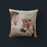 Cojín Decorativo Añadir su propia foto Personalizado<br><div class="desc">El diseño presenta una foto personal con el guión de caligrafía "I Love You". Fotos fáciles de personalizar y mensaje de elección. Idea de regalo perfecta y mantener a los recién casados,  pareja de aniversario,  mejor amigo y más.</div>