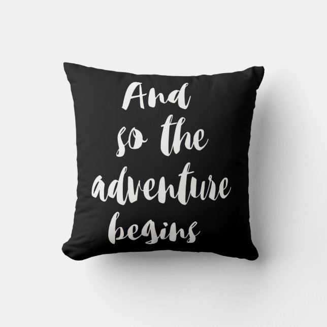 Cojín Decorativo "And so the adventure begins" (Anverso)