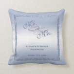 Cojín Decorativo Anillos de Boda de  de guiñada y Purpurina de guiñ<br><div class="desc">Hermosa y elegante almohada de bodas con un glamoroso borde de secuencia brillante de color periwinkle recubierto de un marco purpurina de colores que combina con el fondo de un gradiente de bonito. En el fondo hay dos brillantes anillos bodas plateados con decoración de rombo. Un diseño romántico para su...</div>