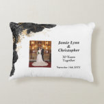 Cojín Decorativo Aniversario de Boda Floral Negro<br><div class="desc">Agregue un toque de romance al decorado de su hogar con nuestra “Almohada de Acento de Aniversario de Boda Floral Negro”. Es un símbolo de amor duradero y celebración, y mejora su espacio vital, sino que también sirve como un recordatorio conmovedor de su día especial. Ya sea que esté celebrando...</div>