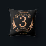 Cojín Decorativo Aniversario del boda de cuero de 3 años<br><div class="desc">Un diseño para celebrar tres años de matrimonio. Este diseño tiene un diseño de laurel color canela (cuero) sobre un fondo negro. El cuero es el regalo tradicional para esta ocasión. El texto dice 3 años de aniversario de cuero. Un diseño romántico para celebrar tu tercer año de matrimonio. Si...</div>
