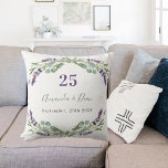 Cojín Decorativo Aniversario del boda de las flores violetas de Lav<br><div class="desc">Fondo blanco,  texto violeta,  verde y negro. Decorada con flores de lavanda y vegetación de eucalipto. Personalice y agregue sus nombres y la fecha de boda o de aniversario.</div>