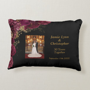 Cojín Decorativo Aniversario del Boda floral de Borgoña acento alti