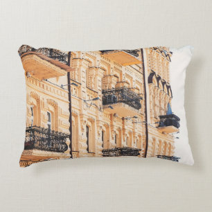 Cojín Decorativo Antigua casa amarilla con balcones de hierro forja