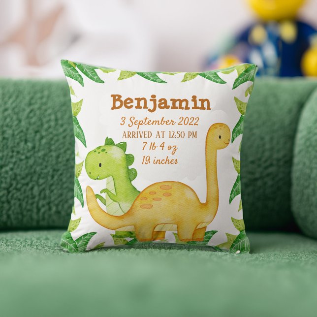 Cojín Decorativo Anuncio de nacimiento de dinosaurio (Dinosaur birth stat birth announcement throw pillow cute bay gifts baby shower gift ideas)