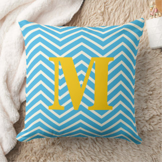 Cojín Decorativo Aqua brillante y Zig Zag en monograma amarillo