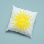 Cojín Decorativo Aquí viene el hijo<br><div class="desc">¡Aquí viene el hijo! Celebre la llegada de un bebé varón con este divertido tema retro de sol y nubes.</div>