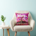 Cojín Decorativo Árbol romántico morado rosado de Mason Jar de la S<br><div class="desc">Iniciales románticas rústicas de la señora Bride en raíces troneras de almohadas de árbol de amor</div>