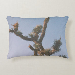 COJÍN DECORATIVO ÁRBOL VERDE Y MARRÓN BAJO CIELO AZUL