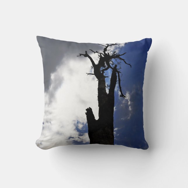 Cojín Decorativo Árbol viejo muerto contra cielo oscuro (Anverso)