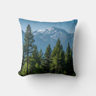 Cojín Decorativo Árboles Coníferos con Fondo de Montaña