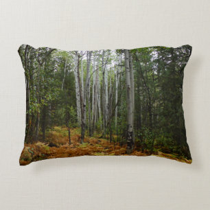 Cojín Decorativo Árboles de aves blancas y caídas en montaña rocosa