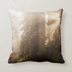 Cojín Decorativo Árboles de secuoya en niebla matutina con rayos de