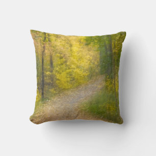 Cojín Decorativo Árboles en colores de otoño y camino cubierto de h