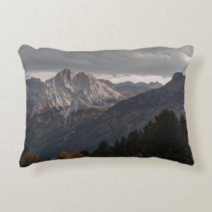 COJÍN DECORATIVO ÁRBOLES EN MONTAÑAS BAJO CIELO GRIS