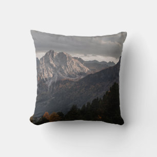 COJÍN DECORATIVO ÁRBOLES EN MONTAÑAS BAJO CIELO GRIS