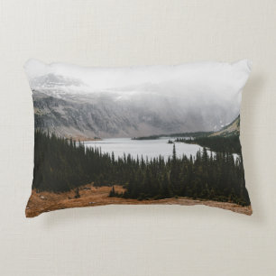 COJÍN DECORATIVO ÁRBOLES VERDES CERCA DEL CUERPO TRANQUILO DEL AGUA