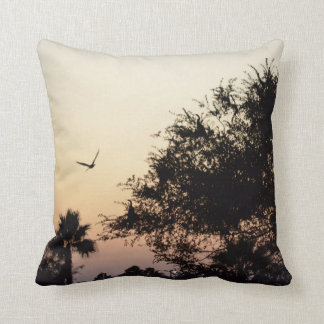 Cojín Decorativo árboles y pájaro de vuelo contra la puesta del sol